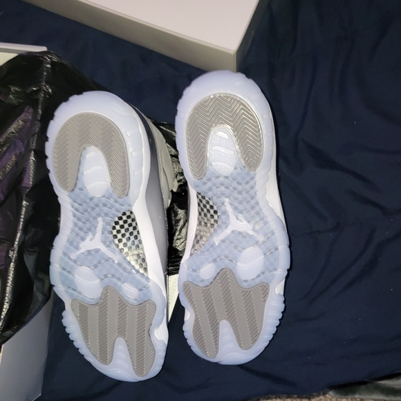 Jordan cool Grey 11's - Picture 2 of 7
